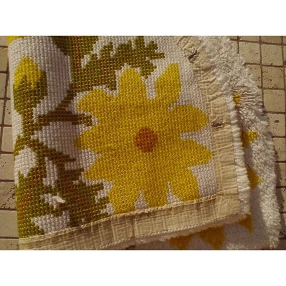 Vintage Half Circle Hooked Rug Demilune Half Moon Yellow White Floral Daisies - Picture 8 of 12